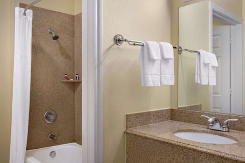 Room, 1 King Bed, Non Smoking | Bathroom | Combined shower/tub, hair dryer, towels