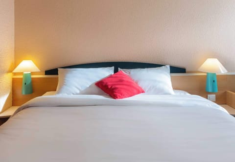 Desk, soundproofing, free WiFi, bed sheets