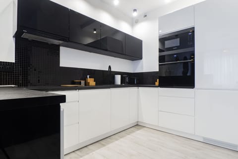 Apartment C2296 | Private kitchen | Full-size fridge, oven, stovetop, electric kettle