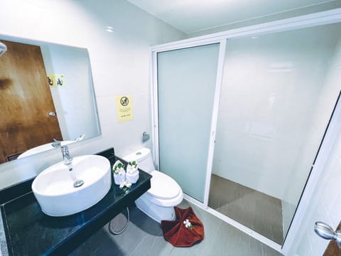 Standard Room | Bathroom | Separate tub and shower, free toiletries, hair dryer, slippers