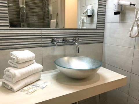 Deluxe Double or Twin Room, 2 Bedrooms, Private Bathroom | Bathroom | Shower, rainfall showerhead, free toiletries, hair dryer