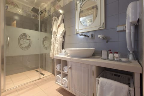 Executive Room | Bathroom | Shower, rainfall showerhead, designer toiletries, hair dryer