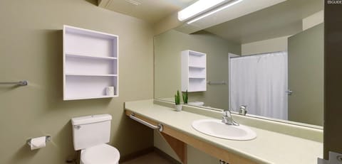 4 Bed Apartment | Bathroom | Free toiletries, hair dryer, towels, soap