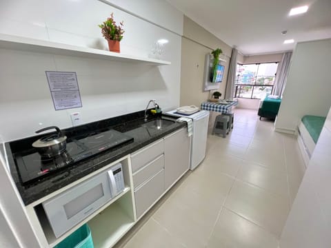 Premier Studio Suite | Private kitchen | Mini-fridge, microwave, stovetop, cookware/dishes/utensils