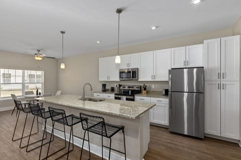 Standard Condo | Private kitchen | Fridge, microwave, oven, stovetop