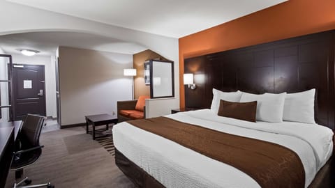 Suite, 1 King Bed, Non Smoking, Refrigerator & Microwave | Premium bedding, pillowtop beds, desk, iron/ironing board