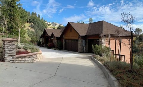 Welcome to Laurel Lodge, our spacious place with panoramic views!