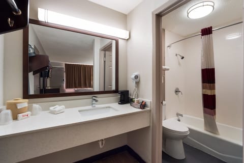 Superior Room, 1 King Bed (Smoke Free) | Bathroom | Combined shower/tub, free toiletries, hair dryer, towels