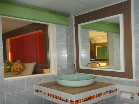 Deluxe Double or Twin Room | Bathroom sink