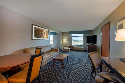 Executive Suite, 1 King Bed | Down comforters, in-room safe, desk, laptop workspace