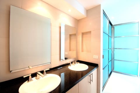 Apartment, 3 Bedrooms (Tipo A) | Bathroom | Shower, rainfall showerhead, hair dryer, towels