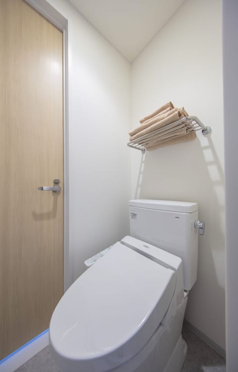 Basic Twin Room | Bathroom | Shower, free toiletries, hair dryer, bidet