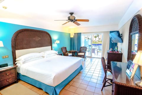 Superior Room (Premium Level | Swim Up) | Pillowtop beds, minibar, in-room safe, desk