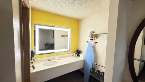 Combined shower/tub, free toiletries, hair dryer, towels