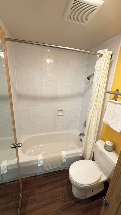 Combined shower/tub, free toiletries, hair dryer, towels