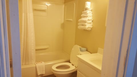 Apartment, 2 Double Beds, Kitchen | Bathroom | Combined shower/tub, free toiletries, hair dryer, towels