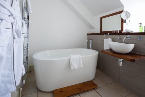 Signature Double Room | Bathroom | Hair dryer, towels, soap, shampoo