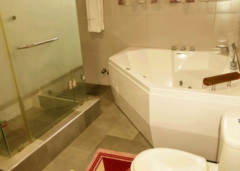 Presidential Suite | Bathroom | Jetted tub, rainfall showerhead, free toiletries, hair dryer