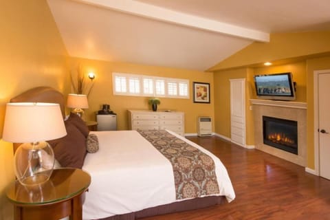 Deluxe Room, 1 King Bed, Fireplace | Premium bedding, iron/ironing board, free WiFi, bed sheets