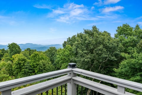 Mountain views from the upper deck for our guests to enjoy!
