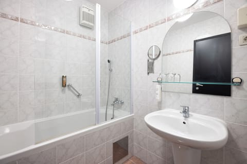 Family Suite | Bathroom | Combined shower/tub, free toiletries, hair dryer, bathrobes