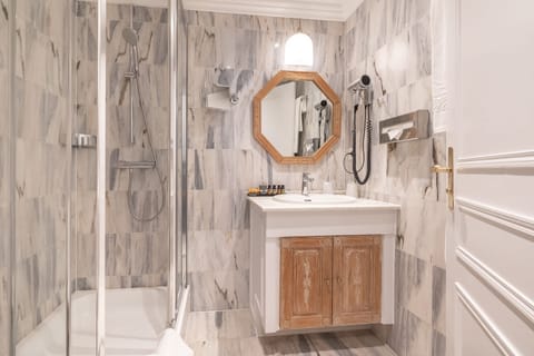 Classic Double Room | Bathroom shower