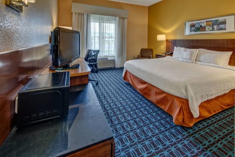 Executive Suite, 1 King Bed with Sofa bed | In-room safe, desk, iron/ironing board, free rollaway beds
