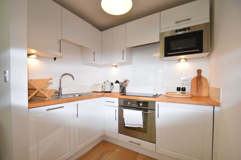 Design House | Private kitchen | Fridge, microwave, oven, stovetop