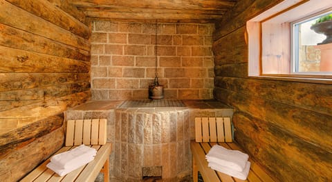 Couples treatment rooms, sauna, spa tub, steam room, body treatments