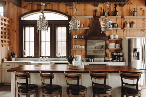 Bring your faves—fully stocked kitchen & Instant Pot make meals a breeze!