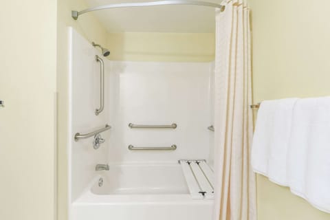 Combined shower/tub, hair dryer, towels