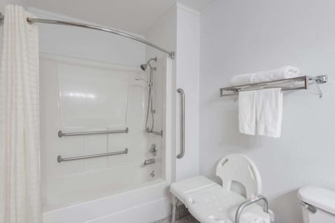 Room, Accessible | Bathroom | Combined shower/tub, hair dryer, towels