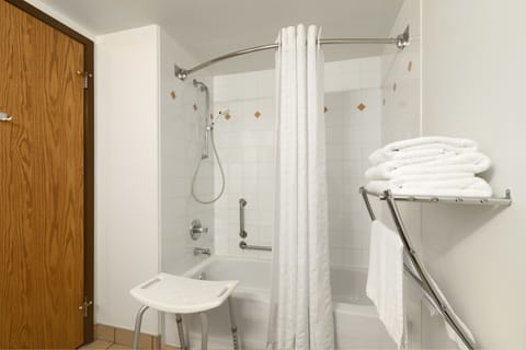 Combined shower/tub, free toiletries, hair dryer, towels