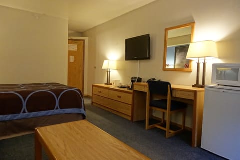 Business Room, 1 King Bed, Non Smoking | Blackout drapes, iron/ironing board, free WiFi, bed sheets