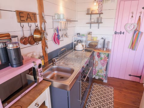 Cottage | Private kitchen | Fridge, electric kettle, toaster, cookware/dishes/utensils