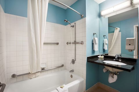 Room, 1 Queen Bed, Accessible, Non Smoking (Mobility/Hearing) | Bathroom | Hair dryer, towels