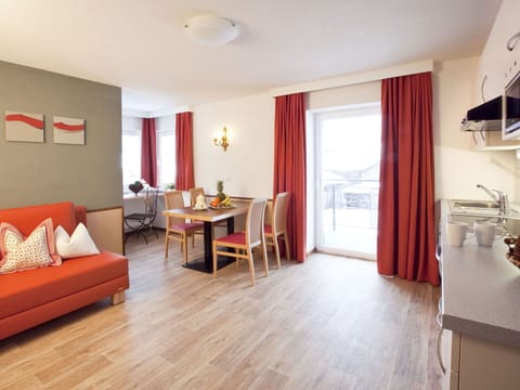 Table, Furniture, Property, Couch, Building, Curtain, Comfort, Wood, Interior Design, Architecture