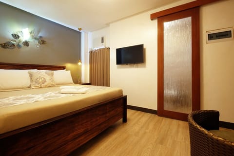 Deluxe Room, Multiple Bedrooms | In-room safe, individually decorated, individually furnished, desk