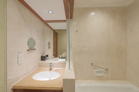 West Wing Horizon Lakeside Gardenview King | Bathroom | Combined shower/tub, free toiletries, hair dryer, bathrobes