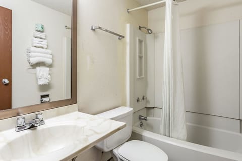 Deep soaking tub, free toiletries, hair dryer, towels