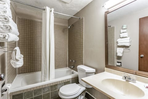 Deep soaking tub, free toiletries, hair dryer, towels