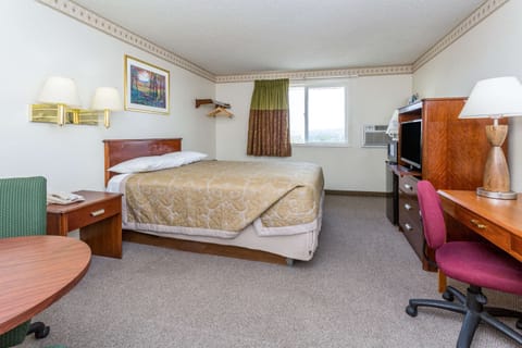 Room, 1 Queen Bed, Non Smoking | Premium bedding, desk, laptop workspace, iron/ironing board