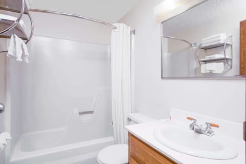 Combined shower/tub, hair dryer, towels