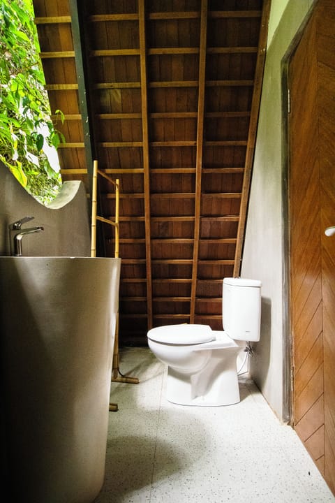 Deluxe Glamping Cabin | Bathroom | Shower, rainfall showerhead