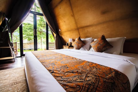 Deluxe Glamping Cabin | Free WiFi, bed sheets