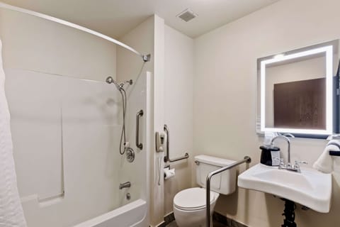 Standard Room, Multiple Beds, Accessible, Bathtub | Bathroom | Combined shower/tub, hair dryer, towels