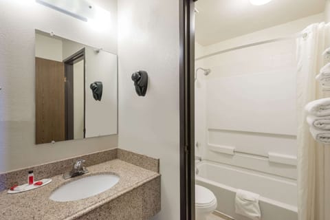 Combined shower/tub, hair dryer, towels