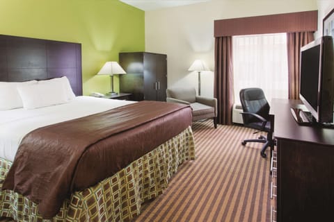 Superior Room, 1 Queen Bed, Non Smoking | Premium bedding, pillowtop beds, desk, blackout drapes