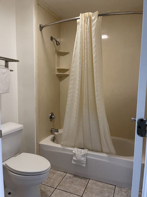 Combined shower/tub, hair dryer, towels