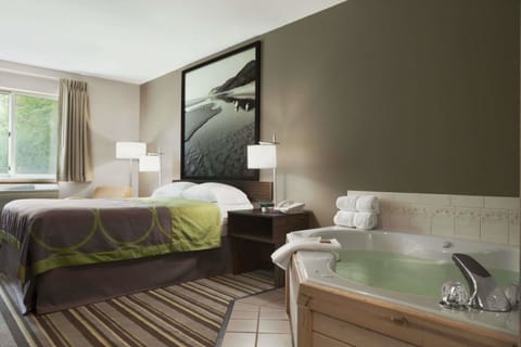 Suite, 1 Queen Bed, Hot Tub | Desk, free cribs/infant beds, rollaway beds, free WiFi